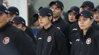 Dua pebulu tangkis putri Indonesia, Apriyani Rahayu (kanan) dan Gregoria Mariska Tunjung bersama sejumlah atlet dan pelatih mengikuti upacara Pengukuhan Kontingen Indonesia untuk Olimpiade Paris 2024 di Auditorium Wisma Kemenpora, Jakarta, Rabu (10/7/2024). Sebanyak 29 atlet akan mewakili Indonesia untuk berlaga dalam Olimpiade Paris 2024 pada 26 Juli hingga 11 Agustus 2024 mendatang. (Bola.com/Abdul Aziz)