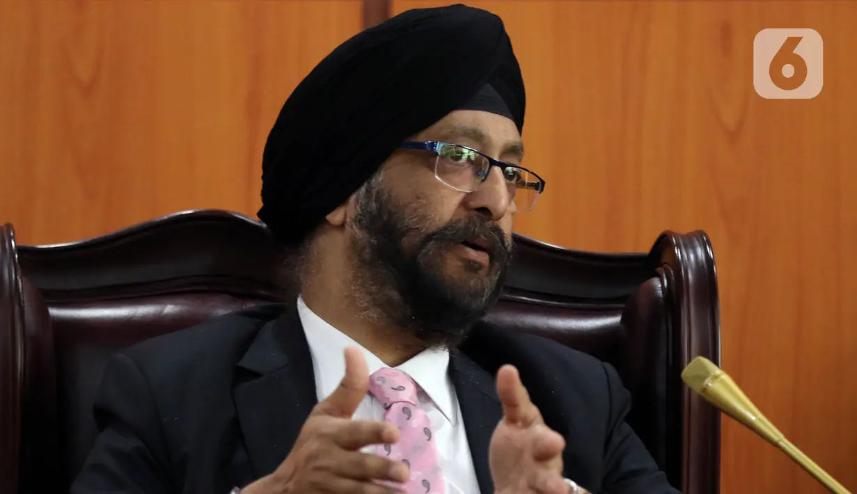 Anggota Parlemen Manukau Timur, Selandia Baru, Kanwaljit Singh Bakshi memberi sambutan saat menggelar pertemuan dengan pimpinan DPD di Kompleks Parlemen, Jakarta, Selasa (19/11/2019). Pertemuan itu untuk meningkatkan hubungan antara DPD dua negara. (Liputan6.com/JohanTallo)