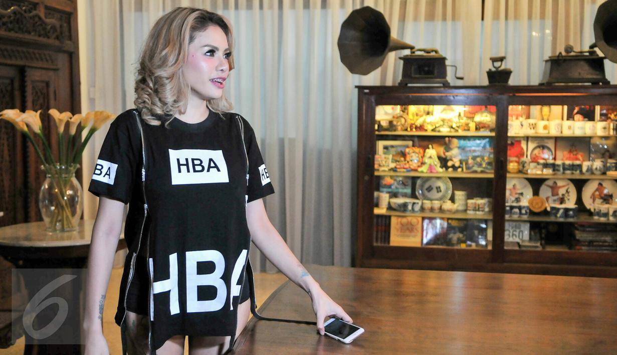 Nikita Mirzani saat pembuatan video klip "Kode Nakal", Jakarta, Kamis (11/2/2016). Nikita tampil seksi dengan busana hitam. (Liputan6.com/Yoppy Renato)