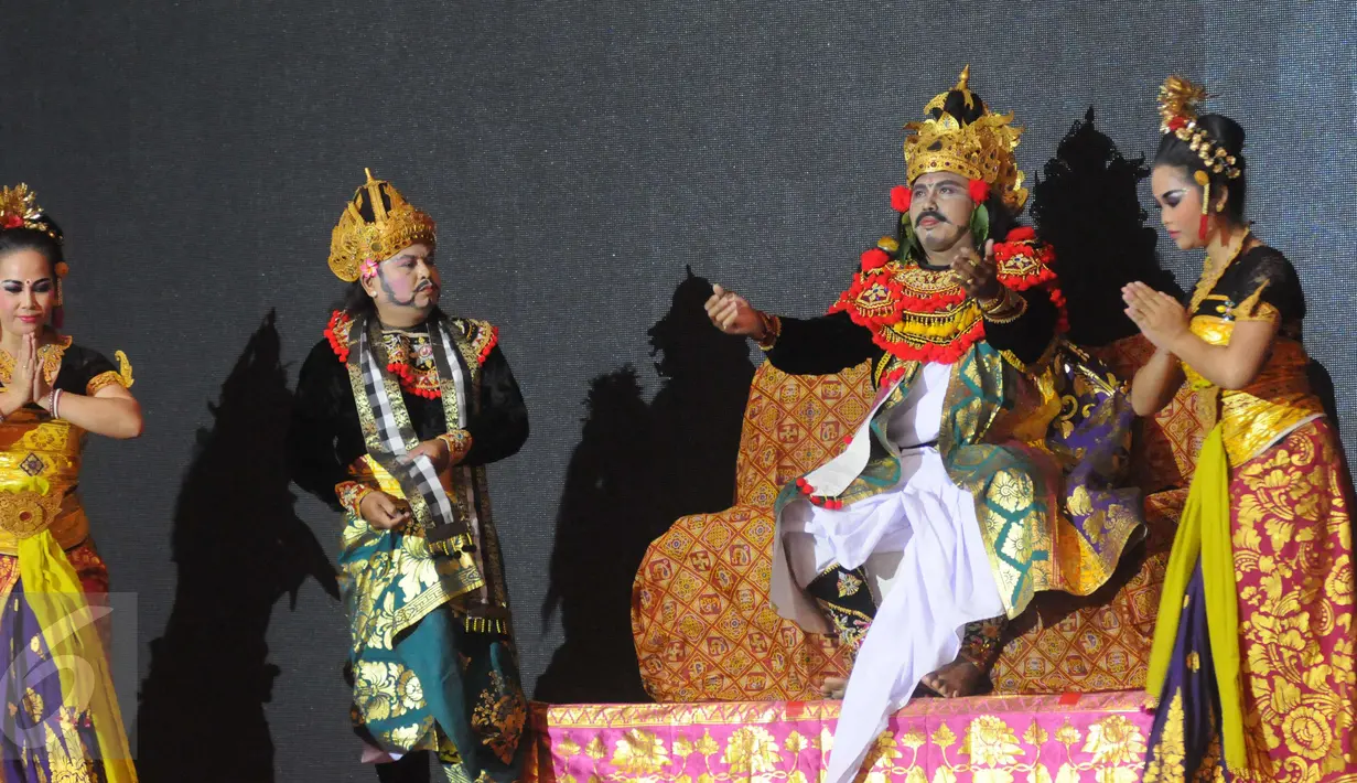 Wejangan suci pustaka Bhagavad Gita diturunkan di tengah medan perang Kurukshetra antara pihak Kaurawa dan Pandawa ditampilkan dalam bentuk drama tari di Jakarta, Sabtu (24/12). (Liputan6.com/Helmi Afandi)