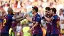 Penyerang Barcelona, Lionel Messi berselebrasi bersama rekan-rekannya usai mencetak gol ke gawang Boca Juniors pada pertandingan Piala Joan Gamper di stadion Camp Nou, Spanyol (15/8). Barcelona menang telak 3-0 atas Boca Juniors. (AP Photo/Manu Fernandez)