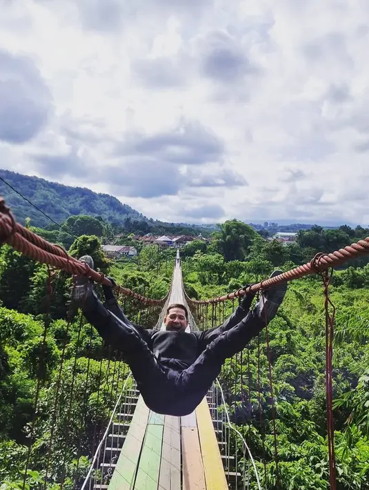 "Jadi dulu ada suatu cerita, kisah menarik juga. Kita lagi show di Surabaya, itu kita saking dorong-dorong sampai panggungnya ambruk. Jadi pengalaman pertama juga tuh waktu itu fashion show sampai panggungnya ambruk," kata Ari Wibowo. (Instagram/ariwibowo_official)