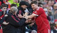Manajer Liverpool Legends, Jurgen Klopp (kiri), berjabat tangan dengan gelandang Liverpool Legends, Steven Gerrard (kanan), saat ia diganti selama pertandingan Legends antara Liverpool Legends dan Dortmund Legends di Anfield, Liverpool, Inggris barat laut pada 28 Maret 2026.
(PETER POWELL/AFP)