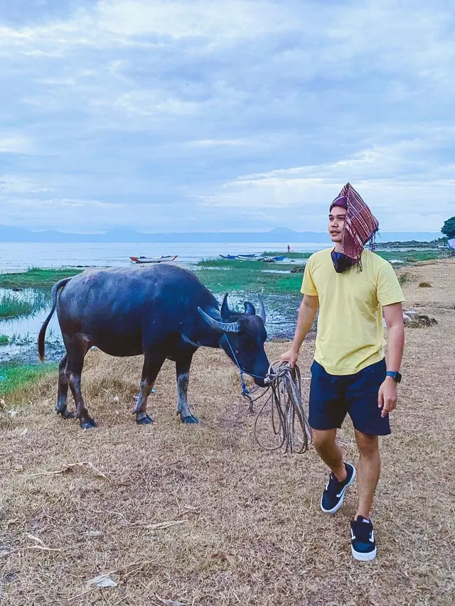 7 Momen Seru Liburan Aiman Ricky Ke Pulau Samosir, Tampil Pakai Topi Batak