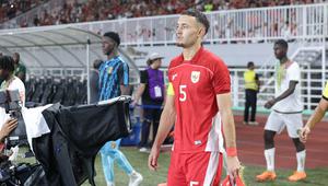 Ivar Jenner menjadi kapten Timnas Indonesia U-22 saat menghadapi Timnas Mali U-22 dalam laga persahabatan di Stadion Pakansari, Bogor, Sabtu (15/11/2025) malam. (Bola.com/Muhammad Iqbal Ichsan)
