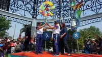Wali Kota Solo menerima obor api Asian Games 2018 untuk selanjutnya diarak keliling Solo, Kamis (19/7).(Liputam6.com/Fajar Abrori)