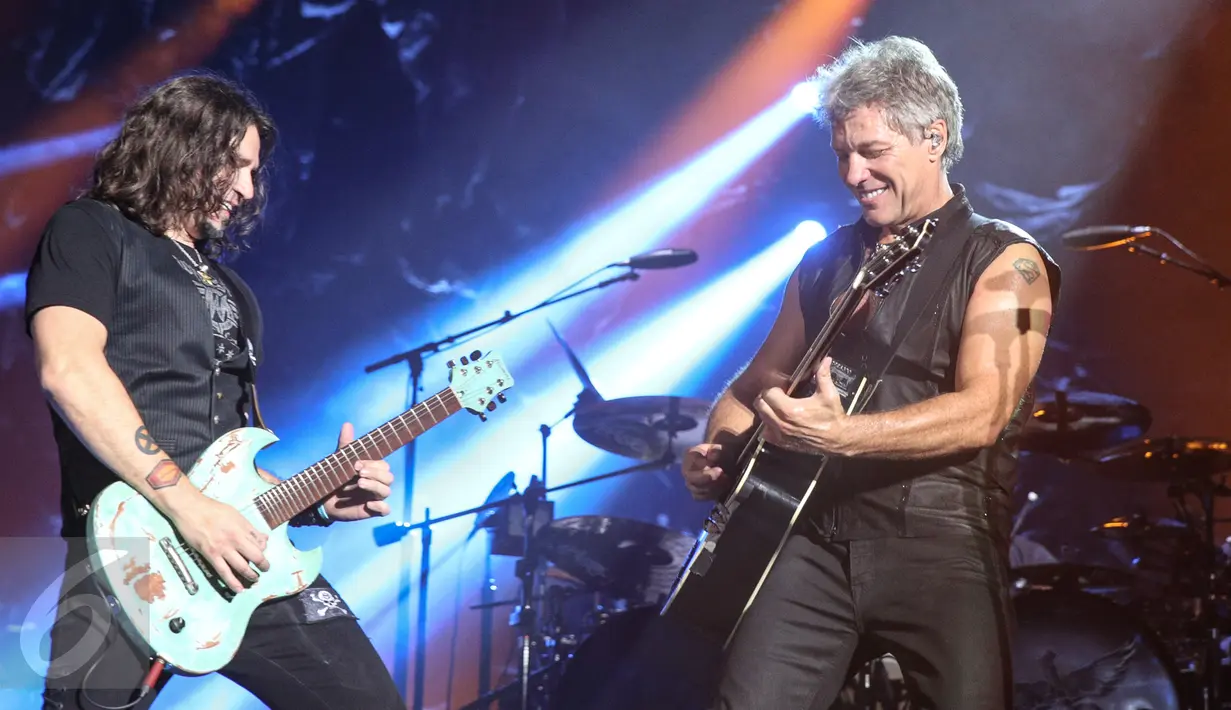 Aksi Bon Jovi di depan 40 ribu penonton yang memadati Stadion Utama Gelora Bung Karno (SUGBK), Jakarta, Jumat (11/9/2015). Bon Jovi membayar kerinduan penggemarnya di Indonesia dengan aksi yang memukau. (Liputan6.com/Faizal Fanani)