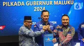 Ketua Umum Partai Demokrat Agus Harimurti Yudhoyono (tengah) saat memberikan surat rekomendasi kepada petahana Gubernur Maluku Murad Ismail (kiri) dan Michael Wattimena untuk maju sebagai bakal calon gubernur dan wakil gubernur dalam Pilkada Maluku 2024 di Kantor DPP Partai Demokrat, Jakarta, Selasa (11/6/2024). (Liputan6.com/Angga Yuniar)