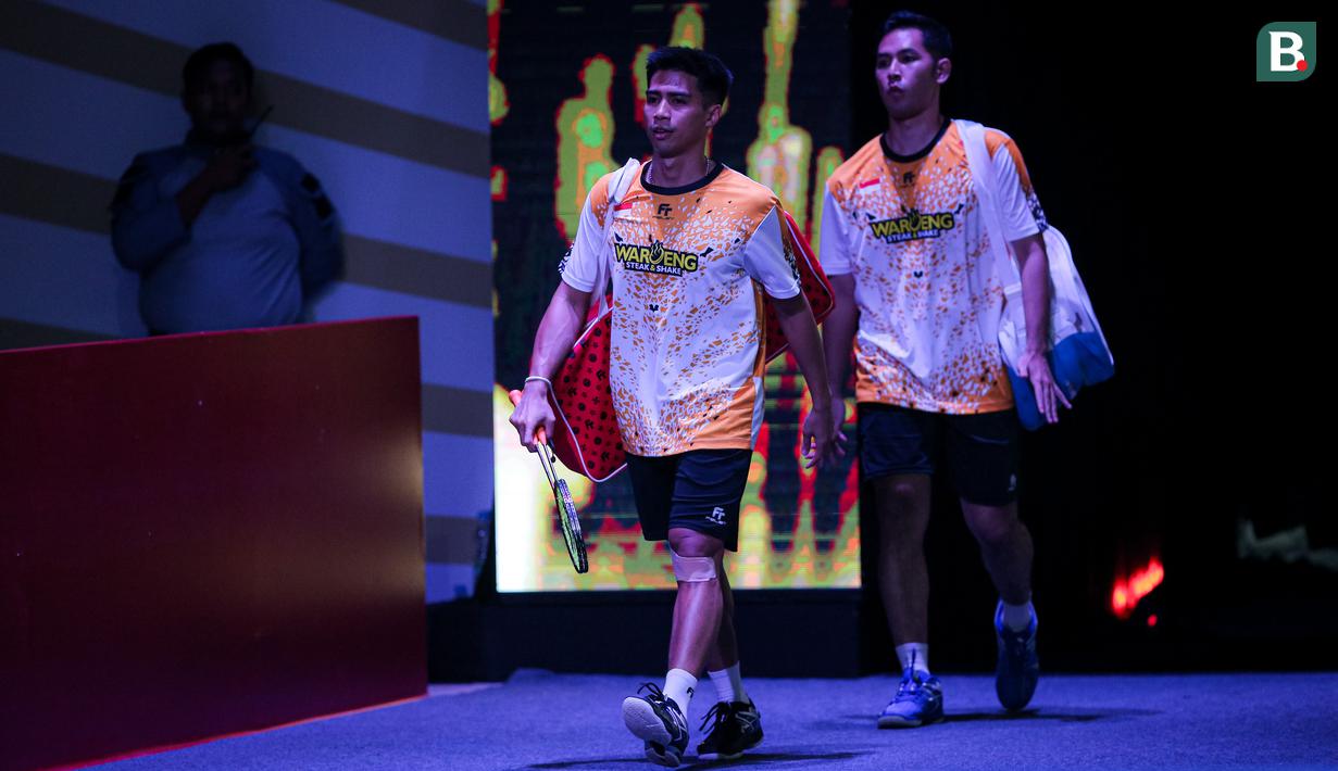 <p>Ganda putra Indonesia, Sabar Karyaman/Moh Reza Pahlevi memasuki lapangan jelang menghadapi pasangan Malaysia, Man Wei Chong/Kai Wun Tee pada laga semifinal turnamen bulu tangkis Indonesia Open 2024 di Istora Senayan, Jakarta, Sabtu (8/6/2024). (Bola.com/Bagaskara Lazuardi)</p>