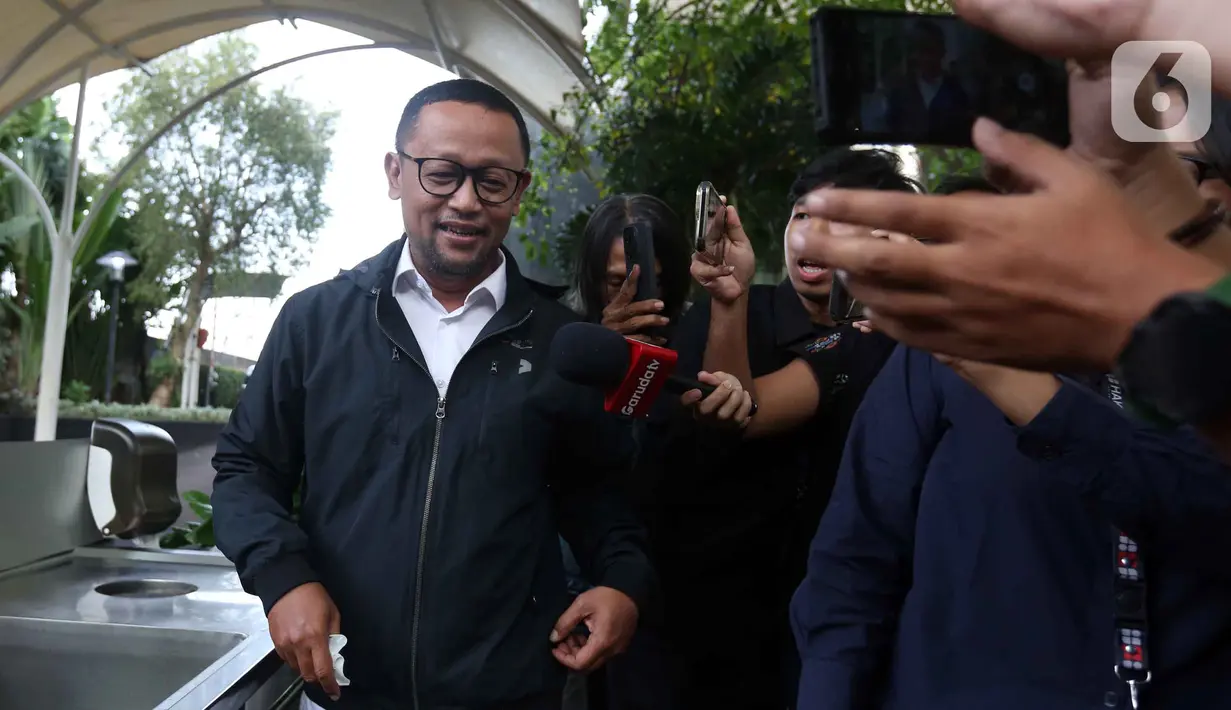 Sebagai informasi, Ishfah Abidal Aziz alias Gus Alex merupakan salah satu tersangka dalam kasus dugaan korupsi kuota haji. Tampak dalam foto, mantan staf khusus Menteri Agama periode 2019-2024, Yaqut Cholil Qoumas, Ishfah Abidal Aziz alias Gus Alex berjalan meninggalkan Gedung Merah Putih Komisi Pemberantasan Korupsi (KPK), Jakarta, Senin (26/1/2026). (Liputan6.com/Helmi Fitrhiansyah)