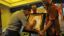 Kapolri Jenderal Badrodin Haiti membubuhkan tanda tangannya pada Piagam Peresmian Pameran Lukisan Dua Tanda di Hotel Sultan Jakarta, Senin (21/3/2016). Badrodin Haiti menyambut baik keberadaan Pameran Lukisan Dua Tanda. (Liputan6.com/Faisal R Syam)