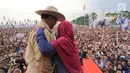 Calon presiden nomor urut 02 Prabowo Subianto berbincang dengan pendukungnya saat kampanye akbar di Lapangan Benteng Kuto Besak, Palembang, Rabu (9/4). Masyarakat Sumsel juga menyampaikan kesanggupannya memenangkan Prabowo-Sandiaga di Pilpres 17 April 2019. (Liputan6.com/Pool/Media Prabowo Sandi)