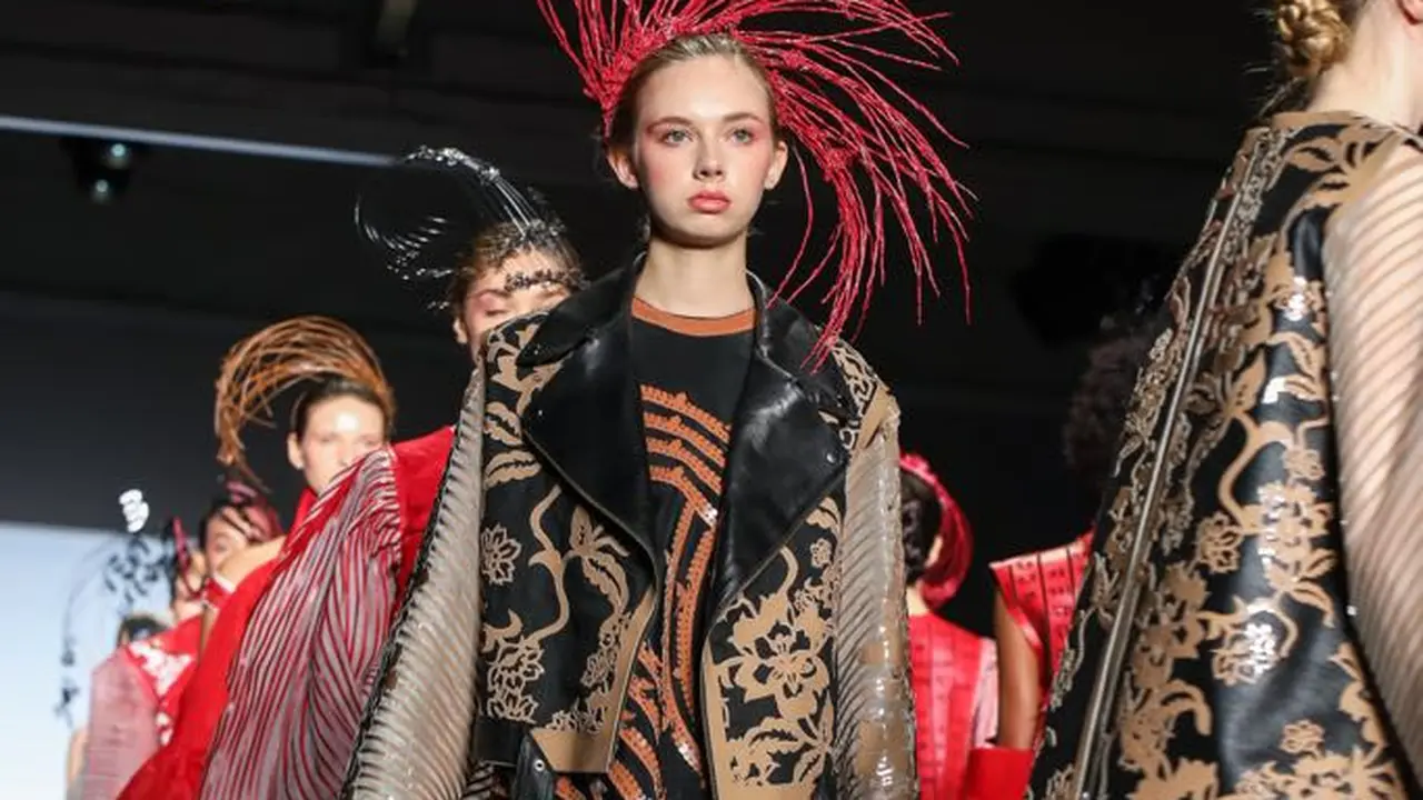 [Bintang] Kimberly Tandra Bawa Nuansa Bendera Indonesia di New York Fashion Week