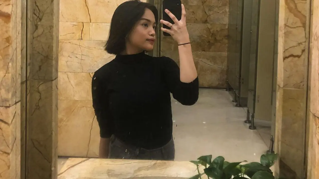 Gaya Jeje Slebew saat Mirror Selfie Ini Curi Perhatian, Kece