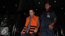 Tersangka kasus dugaan suap pembangunan Pasar Atas Baru Cimahi tahap II Triswara Dhanu Brata usai menjalani pemeriksaan di Gedung KPK, Jakarta, Rabu (18/1). (Liputan6.com/Helmi Affandi)