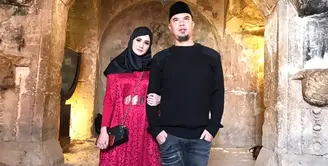 Ahmad Dhani dan Mulan Jameela merupakan salah satu pasangan artis Indonesia yang kerap mencuri perhatian publik. Baru-baru ini, mereka menghabiskan waktu bersama dengan berlibur ke Yerusalem. (Foto: instagram.com/mulanjameela1)
