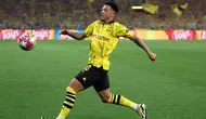 Pemain Borussia Dortmund, Jadon Sancho, mengejar bola saat pertandingan melawan Paris Saint-Germain pada leg pertama semifinal Liga Champions 2023/2024 di Signal Iduna Park,
