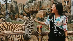 Pemeran Rara di film Imperfect tersebut tidak terlihat ragu sama sekali saat memegang kepala hewan zebra. Senyum Jessica Mila tidak bisa disembunyikan saking bahagianya saat bertemu dengan hewan warna hitam dan putih tersebut. (Liputan6.com/IG/@jscmila)