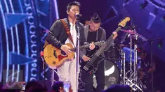 Penampilan vokalis band Noah, Ariel, di atas panggung Gempita 2017 di Pantai Karnaval Ancol, Jakarta, Sabtu (31/12). Selain Noah, sederet musisi ternama juga menghibur masyarakat yang merayakan malam pergantian tahun di Ancol. (Liputan6.com/Angga Yuniar)