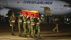 Peti mati berisi jenazah pesepakbola asal Ghana Christian Atsu tiba di Bandara Internasional Kotoka di Accra, Ghana, Minggu (19/2/2023). Christian Atsu dipastikan tewas setelah jasadnya ditemukan di reruntuhan bangunan gempa Turki, pada 18 Februari 2023. (Photo by Nipah Dennis / AFP)