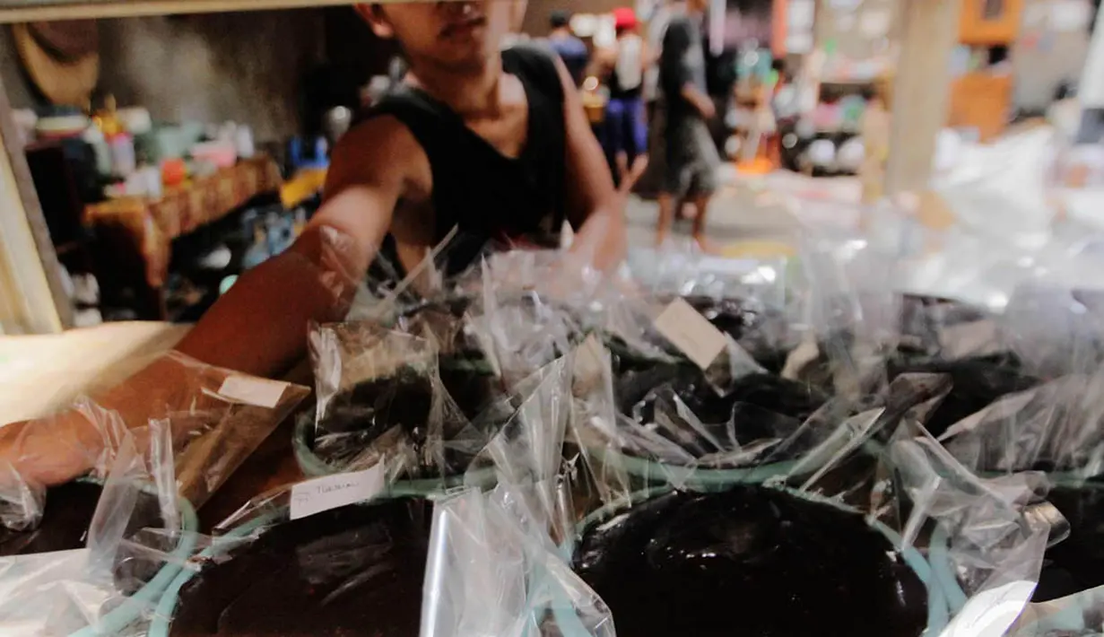 Dodol dibuat dalam beraneka ukuran, dodol yang berukuran besar tampak dipersiapkan untuk dijual, Jakarta, (16/7/14) (Liputan6.com/ Faizal Fanani)