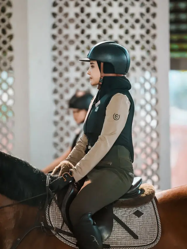 Zaskia Sungkar Berkuda