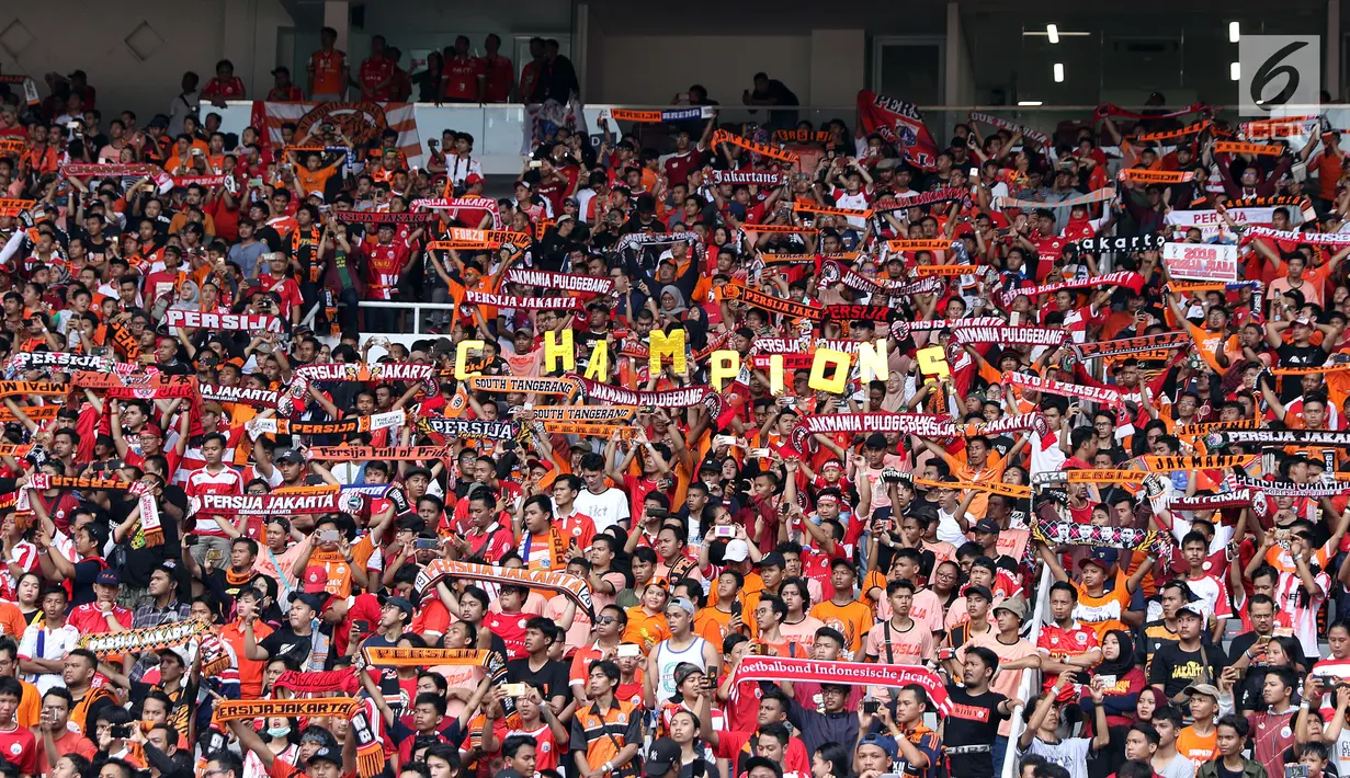 Suporter tim Macan Kemayoran membentangkan syal saat merayakan gelar juara Go-Jek Liga 1 Indonesia 2018 bersama Bukalapak yang diraih Persija di Stadion GBK, Jakarta, Minggu (9/12). Persija meraih juara dengan 62 poin. (Liputan6.com/Helmi Fithriansyah)