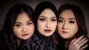 Pada pemotretan terbaru, Nathalie Holscher bareng Tasya Holscher dan Nadya Holscher tampil kompak abis. Saking kompaknya, potret kebersamaan ketiganya dijuluki sebagai sister goals. Pemotretan kali ini mengusung konsep misterius yang memperlihatkan nuansa gelap. (Liputan6.com/IG/@nathalieholscher)