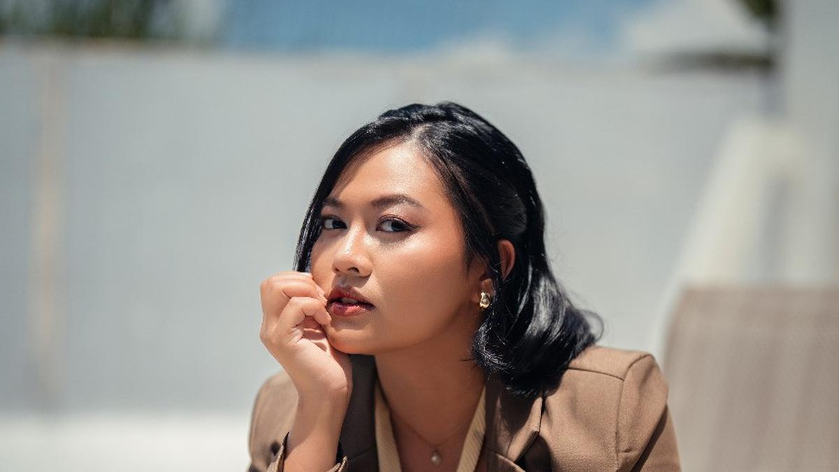 Clara Riva Curhat Lelahnya Dunia Kerja Lewat Single Iya Iya Iya