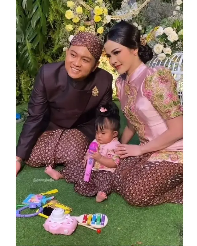 6 Potret Denny Caknan dan Bella Bonita selenggarakan tedak siten Cundamani, sang putri menggemaskan