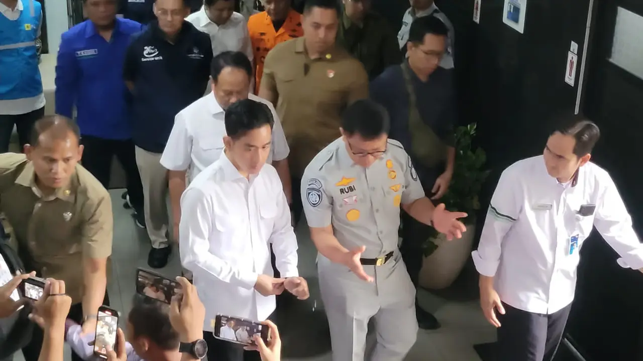 Plt. Direktur Utama PT Jasa Raharja, Rubi Handojo (Kiri) dampingi  Wapres Gibran saat meninjau keluarga korban tenggelamnya KMP Tunu Pratama Jaya di Pelabuhan Ketapang Banyuwangi (Istimewa)