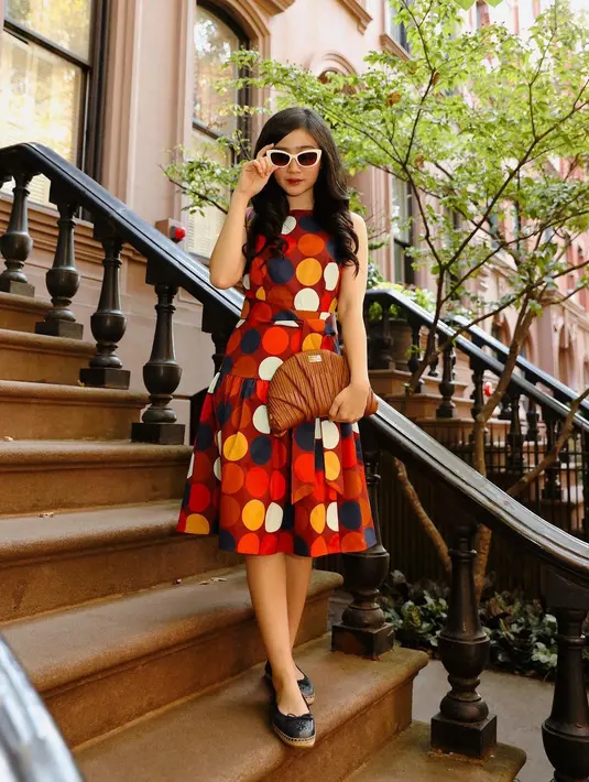 Tampil chic dengan polkadot sleeveless dress warna brick seperti Febby Rastanty. Biar makin kece, tambahkan kacamata dengan frame putih, flatshoes, dan handbag warna cokelat. [@febbyrastanty]