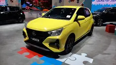 Daihatsu Ayla X menjadi varian tengah dari seluruh jajaran Daihatsu Ayla generasi kedua. Varian ini hadir dalam dua pilihan transmisi manual 5-speed dan CVT. Opsi aksesoris ADS (seperti foto di atas) mendapatkan LED DRL dengan housing hitam di bawah lampu depan, garnish hitam di grill yang membuat grill seolah menyatu hingga ke bawah, body-striping di bawah pintu, dan reflektor lampu belakang.