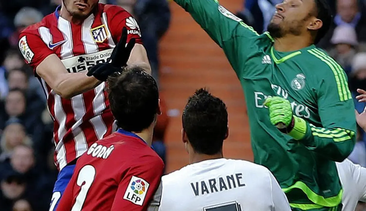 5. Kiper Real Madrid, Keylor Navas, duel udara dengan gelandang Atletico Madrid, Saul Niguez, pada ajang La Liga Spanyol di Stadion Santiago Bernabeu, Sabtu (27/2/2016). Real Madrid takluk 0-1 dari Atletico. (EPA/Ballesteros)