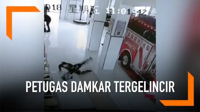 VIDEO: Petugas Damkar Tergelincir Saat Mendapat Panggilan Tugas
