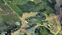 Bencana hidrometeorelogi tersebut menyebabkan puluhan korban jiwa, kerusakan infrastruktur yang meluas, dan sejumlah wilayah sempat terisolasi. Tampak dalam foto, gambaran umum menunjukkan area permukiman yang rusak akibat banjir bandang di Kabupaten Bener Meriah, Provinsi Aceh, pada Kamis 4 Desember 2025. (CHAIDEER MAHYUDDIN/AFP)