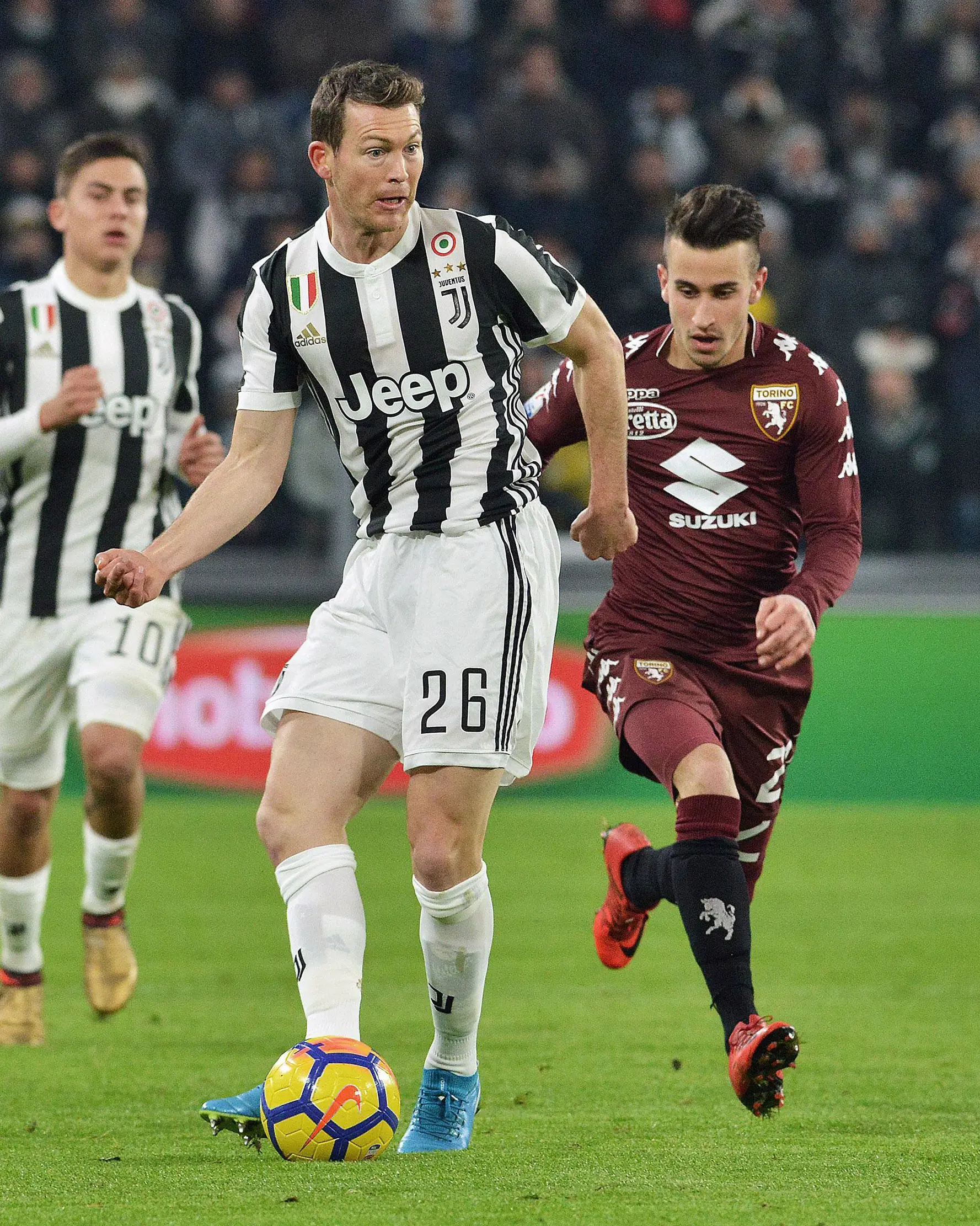 Pemain Juventus Stephan Lichtsteiner mengendalikan bola dalam lanjutan Coppa Italia kontra klub sekota mereka, Torino di Stadion Allianz, Rabu (3/1). Juventus berhasil menang dengan skor 2-0 dan melenggang ke babak semifinal. (AP/Andrea Di Marco)