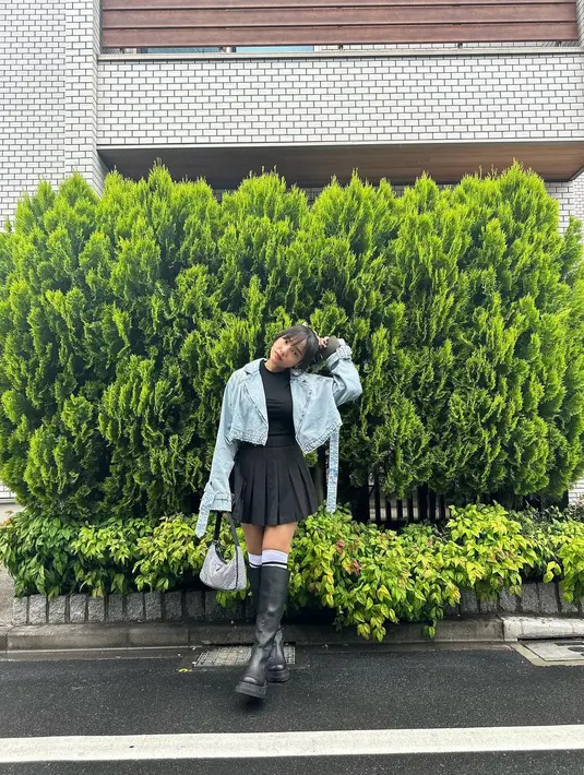 Padu padan busana juga tak kalah menggemaskan dengan top,  jaket jeans, rok tenis, dan knee-high boots.  [Foto: IG/fuji_an].