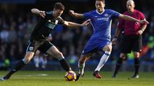 Gelandang Chelsea, Nemanja Matic saat berduel dengan bek West Bromwich,  Jonny Evans.(Reuters / John Sibley)