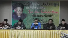 Para tokoh Nahdlatul Ulama (NU) Mahfud MD (tengah), Salahuddin Wahid (kedua dari kiri) dan Malik Madani (kiri) menjadi narasumber dalam diskusi menyambut satu abad NU dan Muktamar NU ke-33 di Jakarta, Senin (30/3/2015). (Liputan6.com/Herman Zakharia)