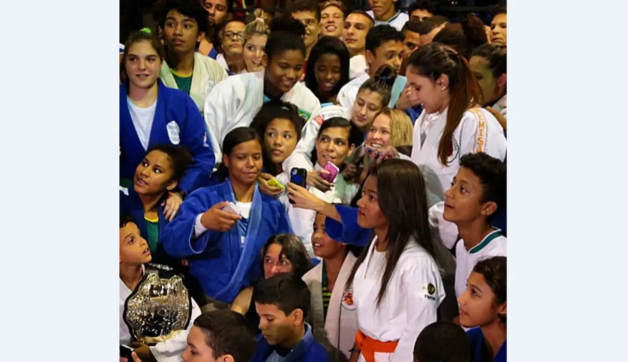 Ronda Rousey hadir di sekolah judo Instituto Recao, Brazil, untuk menyerahkan sabuk juara UFC sebagai kenang-kenangan. (Instagram)