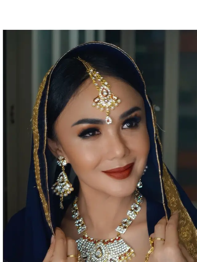 Biasa Natural, Ini 6 Potret Yuni Shara dengan Makeup Bold