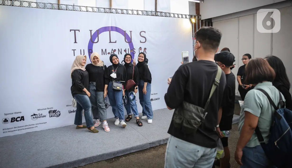 Sejumlah wanita berpose saat akan menonton konser Tulus yang bertajuk “Tulus Tur Manusia 2023" di Jakarta, Jumat (3/3/2023). Setelah melewati 10 kota dengan Medan sebagai kota pertama “Tulus Tur Manusia 2023” yang diadakan 1 Februari 2023 lalu, Jakarta menjadi penutup rangkaian manis ini dengan konser yang diadakan pada 3 Maret 2023 di JIEXPO Kemayoran Jakarta. (Liputan6.com/Faizal Fanani)