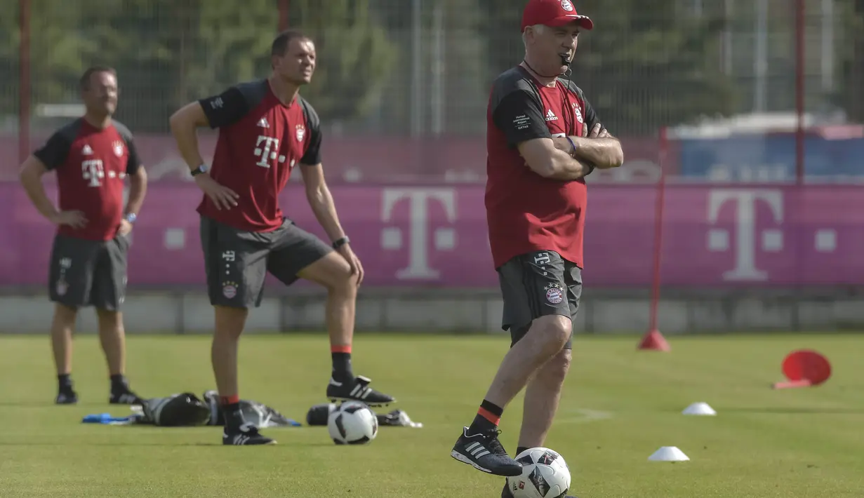 Carlo Ancelotti saat memimpin latihan perdana Bayern Munchen di Stadion klub FC Bayern Munich, Jerman, (11//7/2016). (AFP/Guenter Schiffmann)