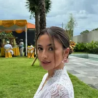 Lihat di sini gaya Jennifer Coppen berkebaya Bali di ritual Melaspas. [@jennifercoppenreal20].
