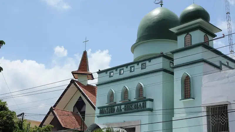 Masjid dan Gereja berdampingan.