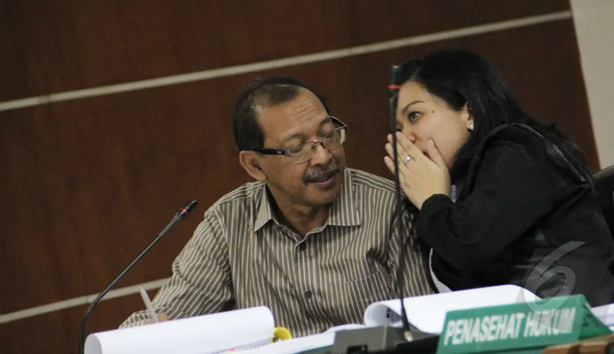 Terdakwa kasus suap Bupati Bangkalan Fuad Amin, Direktur PT Media Karya Sentosa Antonio Bambang Djatmiko (kiri) berbincang dengan tim kuasa hukumnya saat sidang lanjutan di pengadilan Tipikor, Jakarta, Senin (16/3/2015). (Liputan6.com/Helmi Afandi)