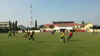 Pemain Persebaya Surabaya berlatih jelang pertandingan melawan PSIM Yogyakarta, Selasa (16/5/2017). (Liputan6.com/Dimas Angga P)