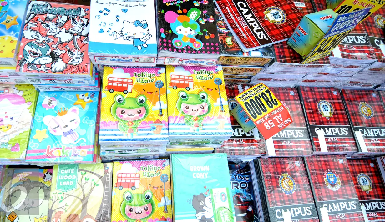 Aneka buku dan perlengkapan sekolah yang ijajakan di kawasan Depok, Jakarta, Minggu (26/7/2015). Jelang tahun ajaran baru 2015/2016, penjualan buku tulis dan perlengkapan sekolah diperkirakan terus meningkat hingga Agustus. (Liputan6.com/Yoppy Renato)