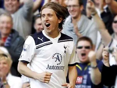 Gelandang Tottenham Hotspur Luka Modric seusai mencetak gol ke gawang Stoke City dalam lanjutan Liga Premier di White Hart Lane, 9 April 2011. AFP PHOTO/IAN KINGTON